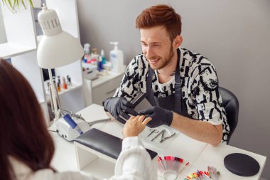 Salondaki tırnak törpüsüyle manikür çekimi.