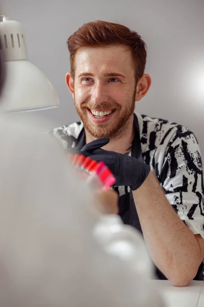 Técnico de uñas experimentado que trabaja en el salón de manicura moderna — Foto de Stock