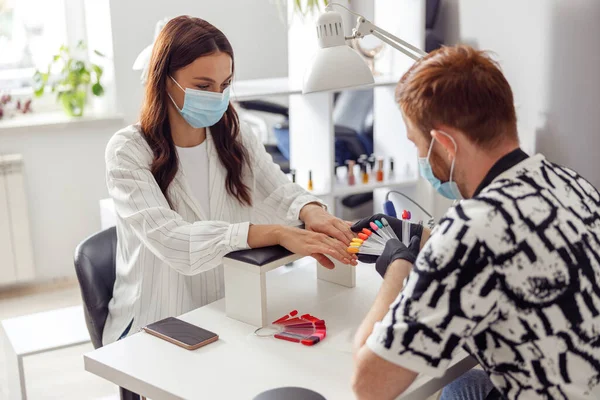 Caucasian woman getting nail manicure in beauty shop — Foto de Stock