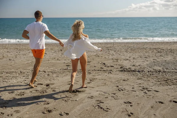 Sahilde rüya tatili yapan romantik bir çift.