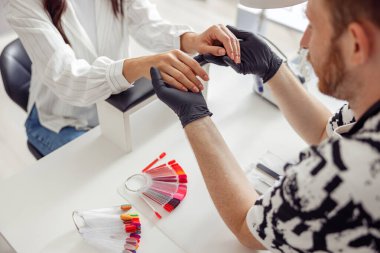 Tırnak manikürcüsünde manikür yaptıran kadın müşteri.