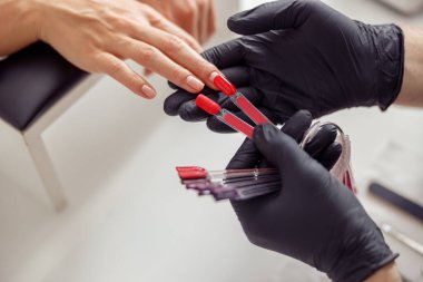 Profesyonel manikür ustası kuaförde mükemmel manikür yapıyor.