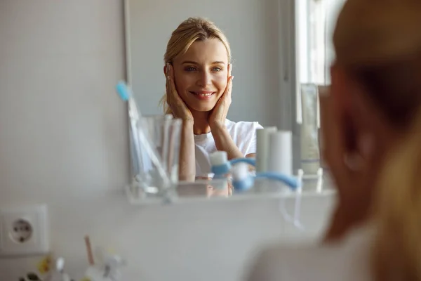 Wanita Cantik Berambut Pirang Tersenyum Cermin Rumah Kamar Mandi Konsep — Stok Foto