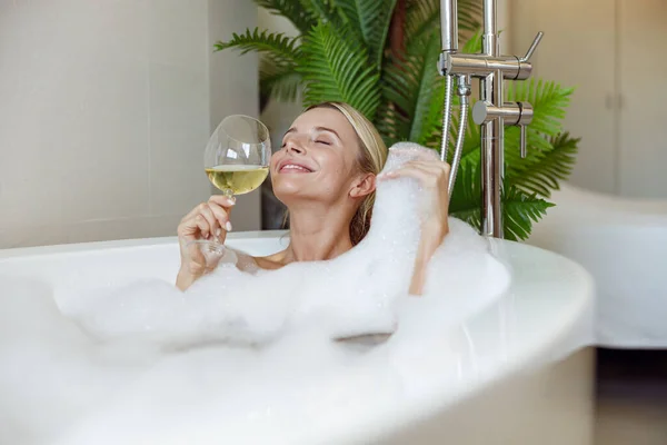 Jovem Mulher Feliz Atraente Desfrutando Espuma Bolhas Vinho Branco Banheira — Fotografia de Stock
