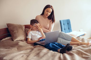 Anne, oğluyla yatakta uzanıp dizüstü bilgisayardan korku filmi izliyor. Gözlerinizi ellerinizle kapatın..