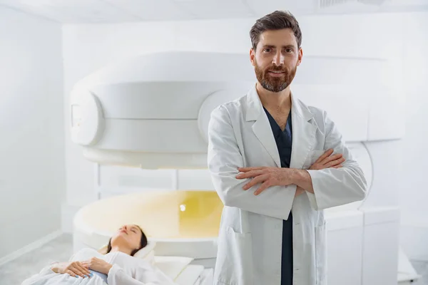 Radiolog Bakgrund Mrt Eller Datortomografi Med Patient Högteknologisk Medicinsk Utrustning — Stockfoto