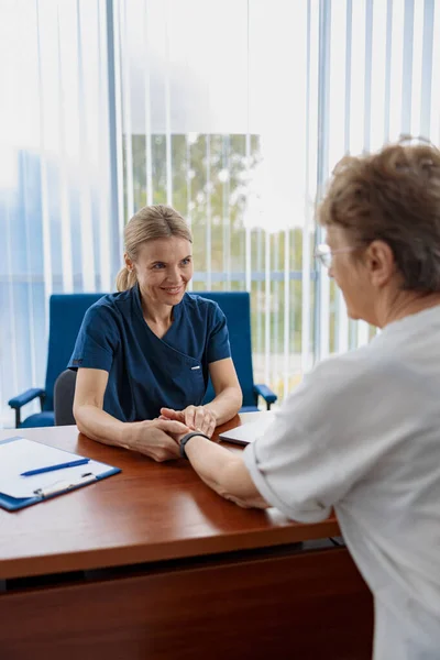 Médico Terapeuta Realiza Examen Preventivo Una Mujer Consultorio Una Clínica — Foto de Stock