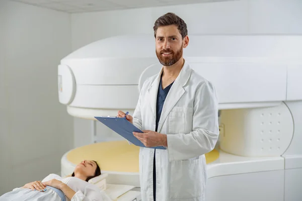 Radiólogo Controla Resonancia Magnética Tomografía Computarizada Con Paciente Sometido Procedimiento —  Fotos de Stock