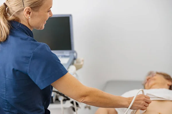 Ecografía Médica Examina Abdomen Del Paciente Hospital Centro Diagnóstico Prenatal —  Fotos de Stock