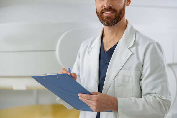 Close Radiologist Making Notes Clipboard Backgraund Mri Pet Scan Clinic Royalty Free Stock Photos