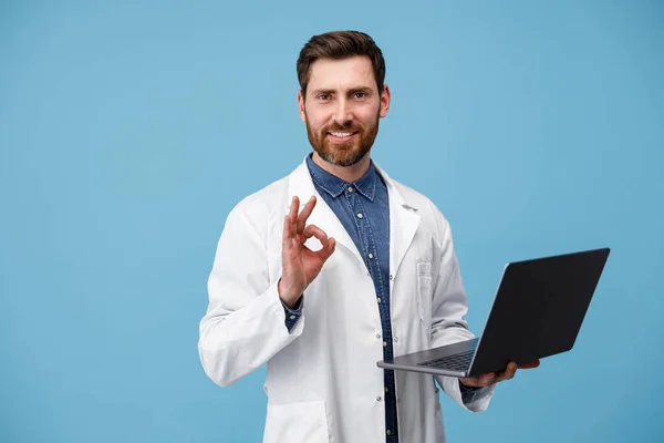 Especialista Médico Sorridente Casaco Branco Segurando Laptop Mostrando Sinal Okey — Fotografia de Stock