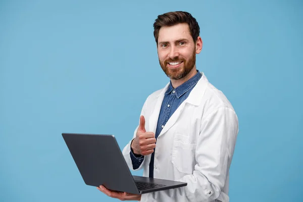 Médico Especialista Chearfull Casaco Branco Segurando Laptop Mostrando Polegares Para — Fotografia de Stock