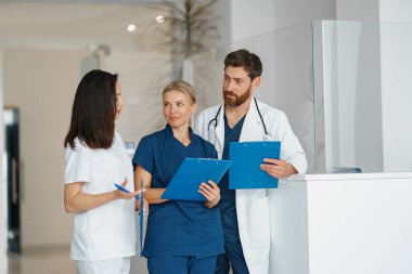 Hasta teşhisini tartışan bir grup doktor klinikte bekliyor. Yüksek kalite fotoğraf