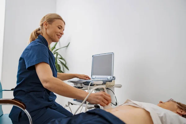 Doktor Ultraljud Undersöka Patientens Mage Sjukhuset Diagnostiseringscenter För Foster Högkvalitativt — Stockfoto