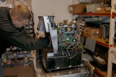 Erkek elektrikçi atölyede kahve makinesini tamir ediyor. Yüksek kalite fotoğraf