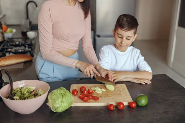 Primer Plano Madre Caucásica Enseñando Hijo Cocinar Cortar Pepino Aprender — Foto de Stock