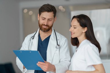 Hasta teşhisini tartışan iki doktor klinikte duruyor. Yüksek kalite fotoğraf