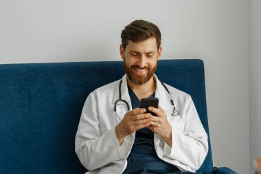 Doktor terapist, ara verildiğinde telefonu kullanır. Yüksek kalite fotoğraf