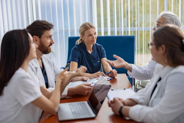 Başarılı tıp doktorları konferans sırasında teşhisi tartışıyorlar. Yüksek kalite fotoğraf