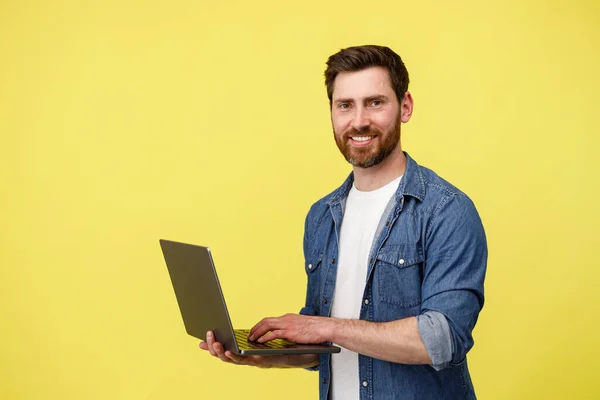 Tampan Tersenyum Pria Dengan Jenggot Memegang Laptop Dan Melihat Kamera — Stok Foto