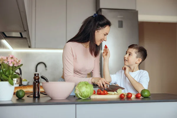 Pequeño Niño Feliz Lindo Ayudando Cocina Dando Tomate Cheerry Gusto — Foto de Stock