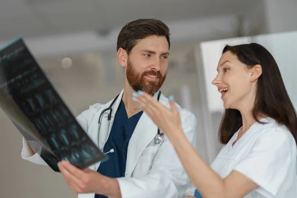 Dois Médicos Uniforme Olhar Discutir Raio Ressonância Magnética Coluna Paciente — Fotografia de Stock
