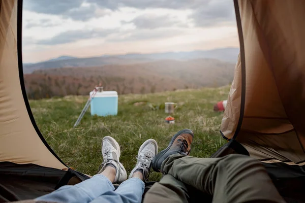 Blick Vom Inneren Des Zeltes Auf Die Wunderschöne Berglandschaft Paar — Stockfoto