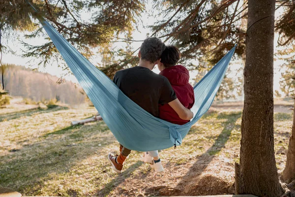 Rear Woman Man Sitting Hammock Hugging While Resting Forest Relaxation — Stock Photo, Image