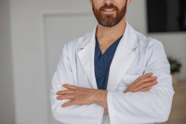 Tıp kliniğinde el ele tutuşan doktorlara yaklaş. Yüksek kalite fotoğraf