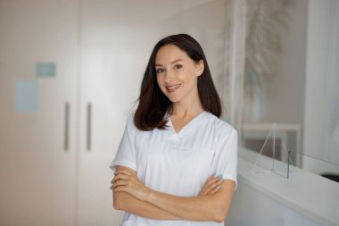 Revirdeki resepsiyonun yanında duran gülümseyen bir hemşirenin portresi. Yüksek kalite fotoğraf