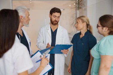Hasta teşhisini tartışan bir grup doktor klinikte bekliyor. Yüksek kalite fotoğraf