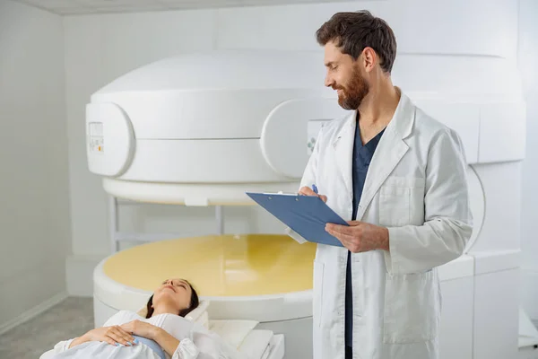 Radiolog Kontrollerar Mrt Eller Datortomografi Med Patienten Genomgår Procedur Medicinsk — Stockfoto