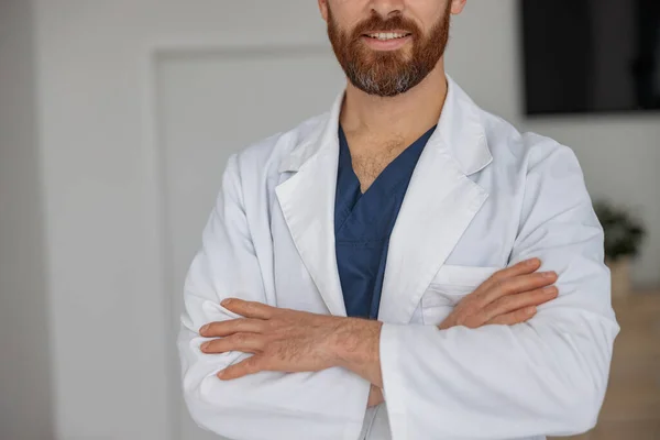 Tıp Kliniğinde Ele Tutuşan Doktorlara Yaklaş Yüksek Kalite Fotoğraf — Stok fotoğraf