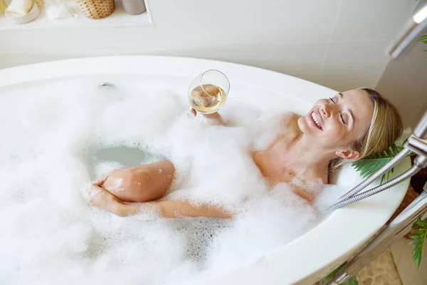 Bovenaanzicht Vrolijke Jonge Vrouw Liggend Bubbels Bad Met Glas Witte — Stockfoto