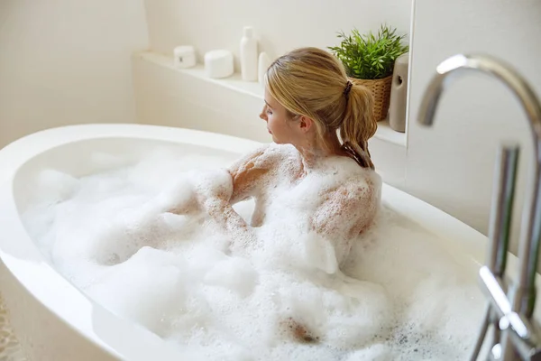 Jovem Mulher Loira Atraente Lavando Ensaboando Enquanto Toma Banho Espuma — Fotografia de Stock