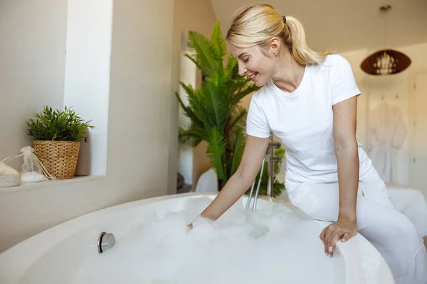 Mulher Loira Muito Jovem Fazendo Banho Quente Com Espuma Casa — Fotografia de Stock