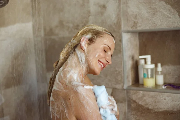 Close Jovem Mulher Bonita Feliz Sorrindo Lavar Com Sabão Chuveiro — Fotografia de Stock