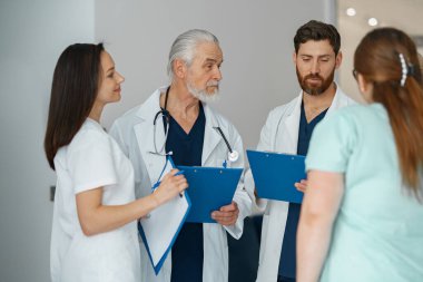 Hasta teşhisini tartışan bir grup doktor klinikte bekliyor. Yüksek kalite fotoğraf