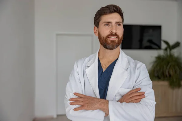Tıp Kliniğinde Dikilip Gözlerini Kaçıran Üniformalı Bir Doktorun Portresi Yüksek — Stok fotoğraf