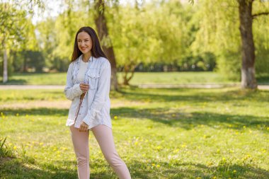 Parkta neşeli, mutlu, genç, güzel bir bayan güneşli bir yaz günü. Pozitif mod. Yüksek kalite fotoğraf