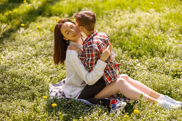 Yeşil Çimlerin Üzerinde Oturan Güzel Beyaz Kadın Kucağında Küçük Sevimli — Stok fotoğraf