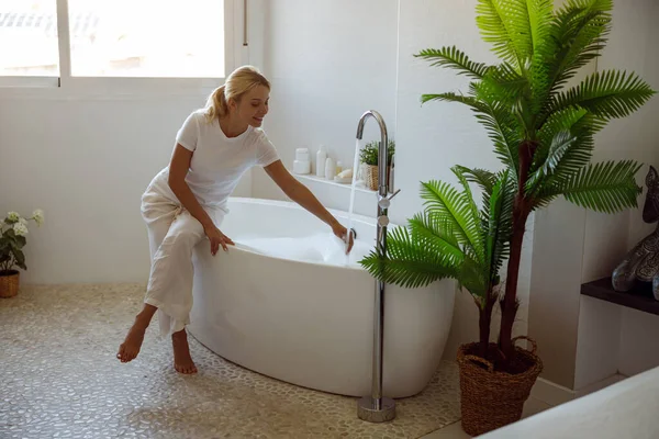 Blonde Jeune Belle Femme Préparant Bain Chaud Avec Des Bulles — Photo