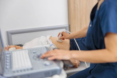 Doktor ultrason hastanede hastanın karnını muayene ediyor. Doğum öncesi teşhis merkezi.