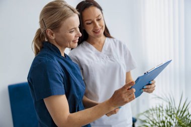 Doktor ve hemşire, modern klinikteki iş sorunlarını çözüyor. Yüksek kalite fotoğraf