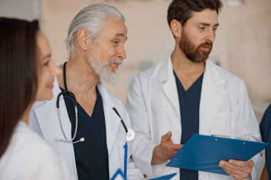 Hasta teşhisini tartışan bir grup doktor klinikte bekliyor. Yüksek kalite fotoğraf