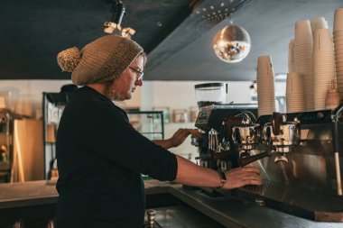 Barista kahve makinesinde kahve espresso hazırlıyor. Yüksek kalite fotoğraf