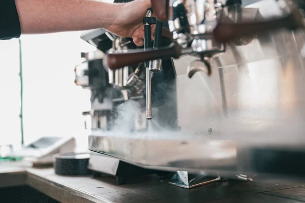 Máquina Café Vapor Barista Preparando Café Café Foto Alta Qualidade — Fotografia de Stock