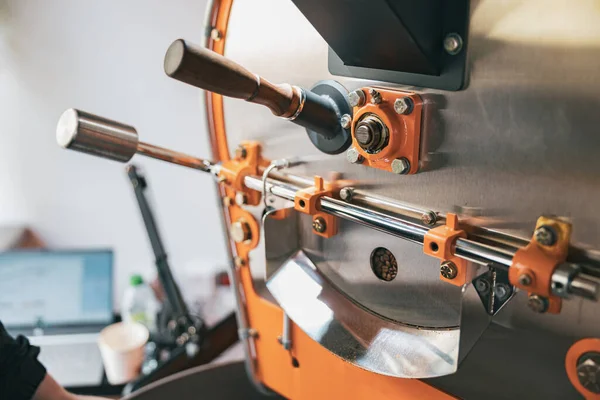 Primer Plano Máquina Tostado Café Con Granos Fabricación Café Pequeño —  Fotos de Stock