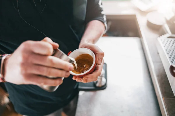 Barista Tejet Tölt Egy Csésze Friss Kávéfőzőbe Tejeskávét Vagy Cappuccinót — Stock Fotó