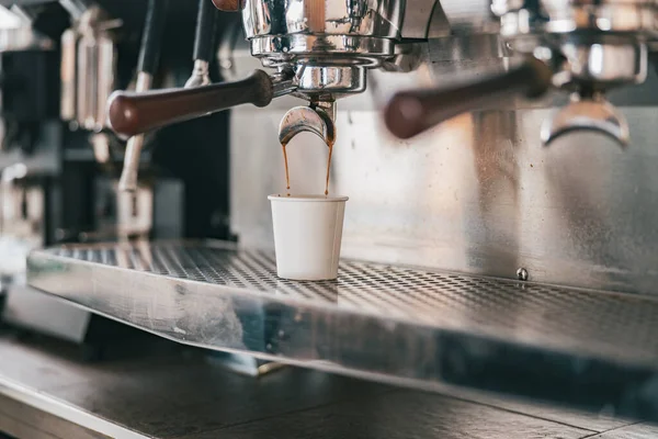 Közelkép Kávékészítésről Automata Kávéfőzőben Kávézóban Kiváló Minőségű Fénykép — Stock Fotó